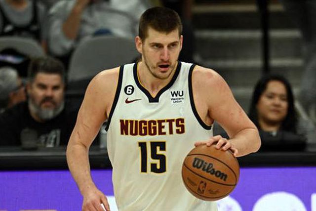 Jokic bate recorde de Wilt Chamberlain