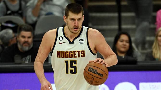 Jokic bate recorde de Wilt Chamberlain