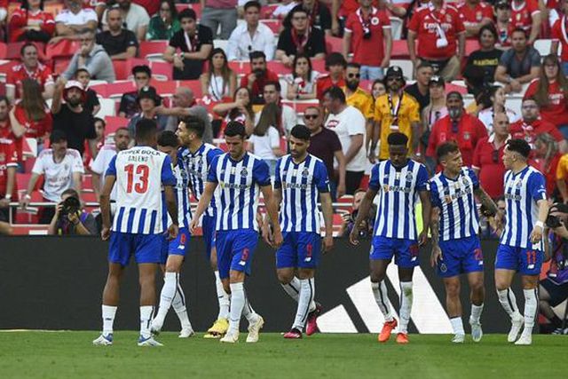 Assistência com classe de Pepê e Uribe faz o empate na Luz (vídeo)