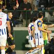 Holsgrove recebe dois amarelos e é expulso num minuto frente ao FC Porto (vídeo)