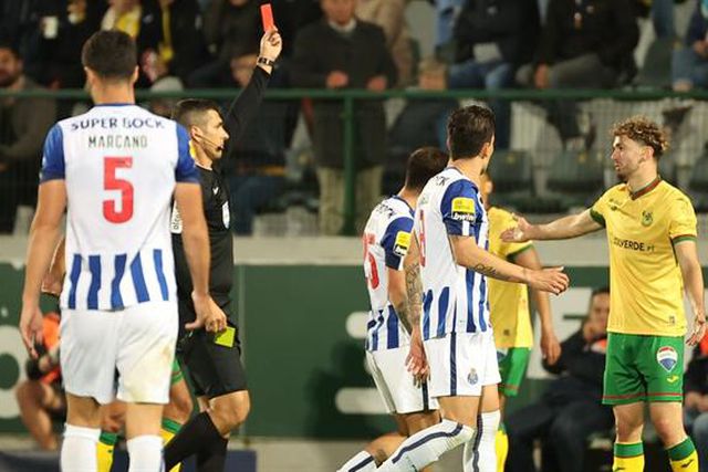 Holsgrove recebe dois amarelos e é expulso num minuto frente ao FC Porto (vídeo)