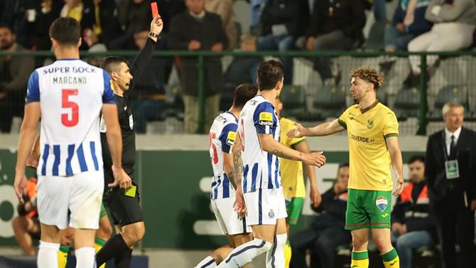 Holsgrove recebe dois amarelos e é expulso num minuto frente ao FC Porto (vídeo)