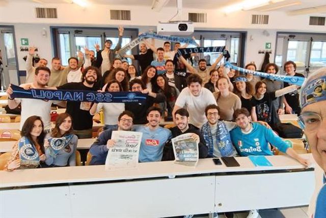 Professor de Robótica festeja o título… na sala de aula (vídeo)