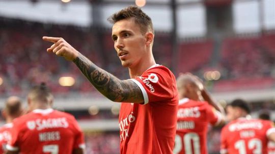 Grimaldo é o Defesa do Mês: ganhou a dois jogadores do Benfica, mas um nem está no clube