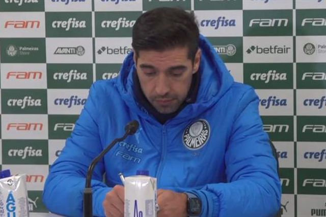 «Máquina? Daqui a três dias temos mais um camião de pedra para descarregar aqui»