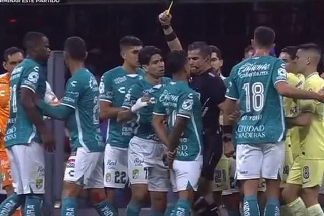 Árbitro que deu joelhada nos genitais de jogador foi suspenso por 12 jornadas (vídeo)