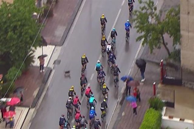 Evenepoel foi ao chão devido a um cão (vídeo)