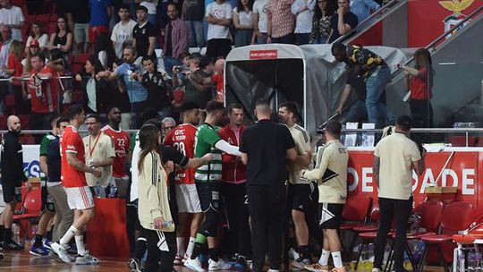 «Propaganda hipócrita»: Benfica reage a acusações de agressão ao treinador do Sporting