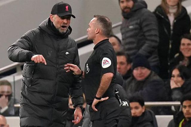 Klopp com processo disciplinar após festejar na cara do 4.º árbitro