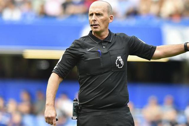 Cometeu erros graves como VAR e está afastado dos jogos da Premier League há dois meses