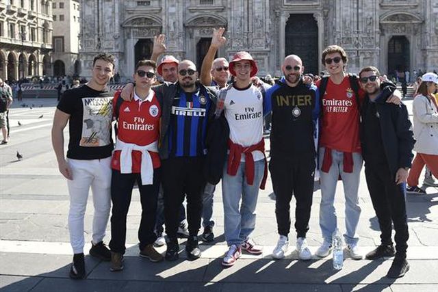 Adeptos de Benfica e Inter juntos em Milão (fotos e vídeo)