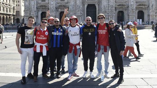 Adeptos de Benfica e Inter juntos em Milão (fotos e vídeo)