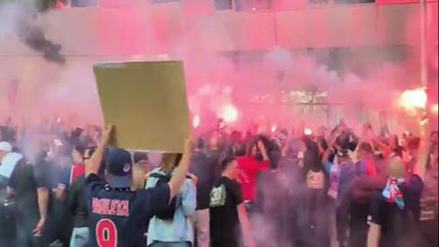 Ultras do PSG protestam às portas da sede