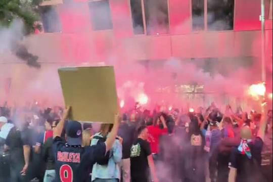 Ultras do PSG protestam às portas da sede