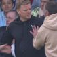 Adepto invadiu campo e confrontou treinador do Newcastle (vídeo)