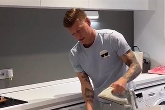 Kroos aproveita folga para fazer tutorial de como passar a ferro (vídeo)