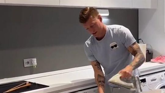 Kroos aproveita folga para fazer tutorial de como passar a ferro (vídeo)