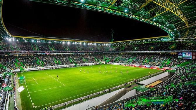 A BOLA DA NOITE antecipa Sporting-Benfica (22.00 h)