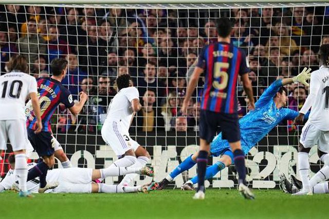 Xavi e Ancelotti fazem muitas alterações no clássico