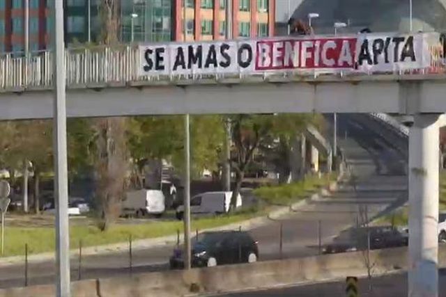 Tarja de apoio ao Benfica na Segunda Circular (vídeo)