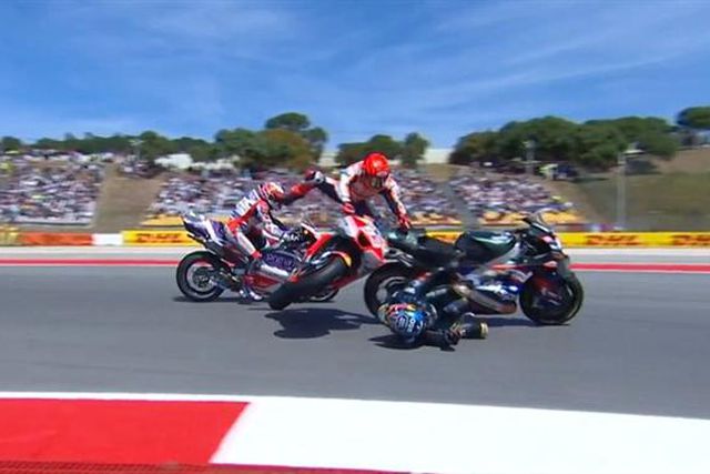 Miguel Oliveira é abalroado por Márquez e fica fora; observação médica deteta contusão  (veja o vídeo)