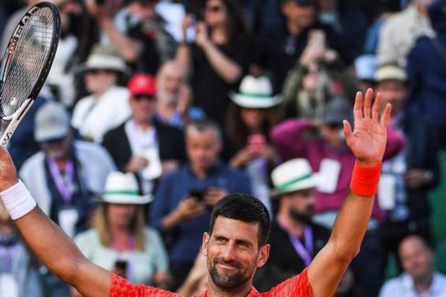Djokovic triunfa no primeiro jogo em mês e meio