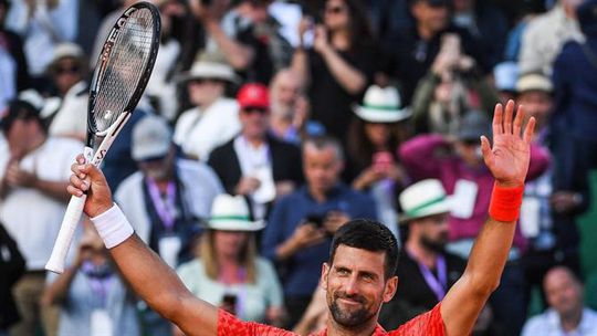 Djokovic triunfa no primeiro jogo em mês e meio