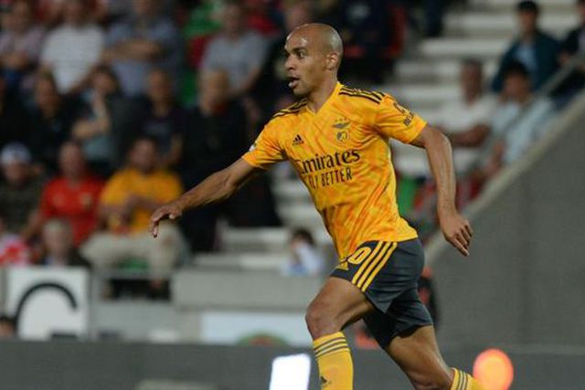 Penálti para o Benfica e João Mário atira… para a bancada (vídeo)