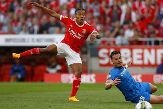 Neres recebeu ovação e abraço de Schmidt