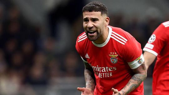 Otamendi enfrenta momento mais delicado da temporada