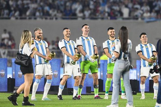 A festa dos campeões do mundo com repetição de gesto polémico (vídeos e fotos)