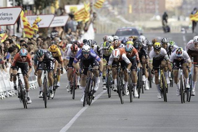 Volta à Catalunha: Kaden Groves vence etapa, João Almeida segura 3.º lugar