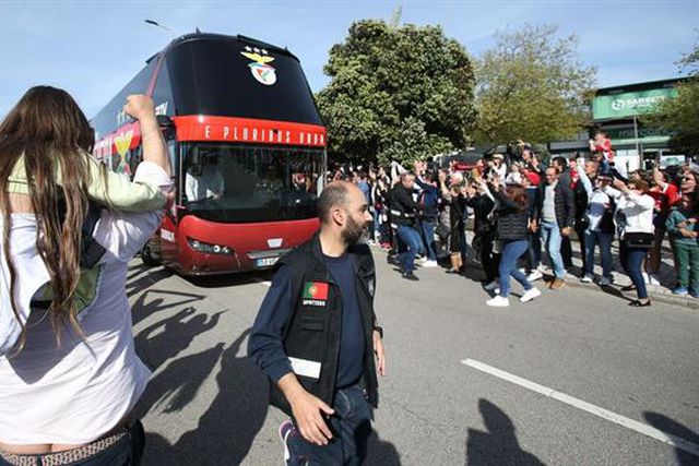 Loucura: Assim foi a chegada do autocarro aos Arcos (vídeo)