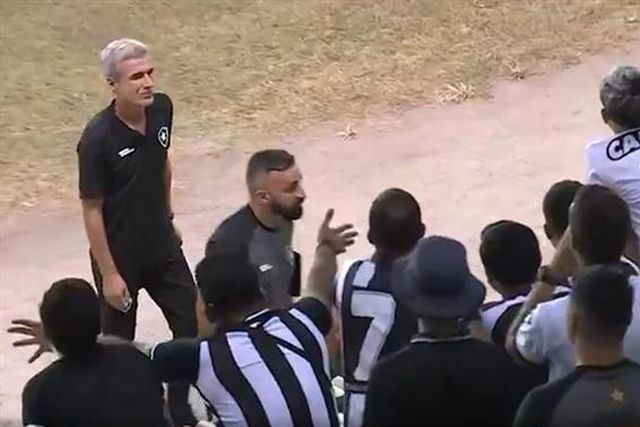 A reação de Luís Castro depois de quase ter sido atingido por objeto lançado das bancadas