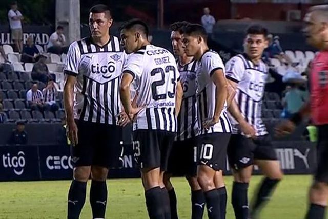 Cardozo surpreende guarda-redes e aponta golaço de livre (vídeo)