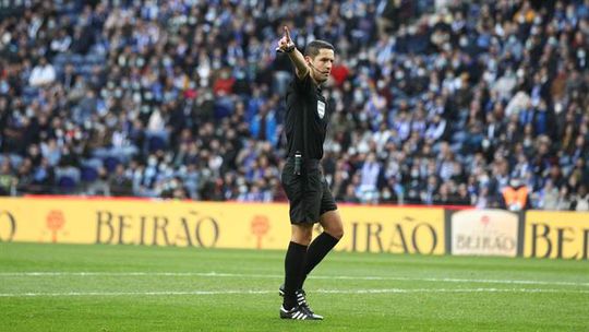 Conhecido o árbitro do Famalicão-FC Porto