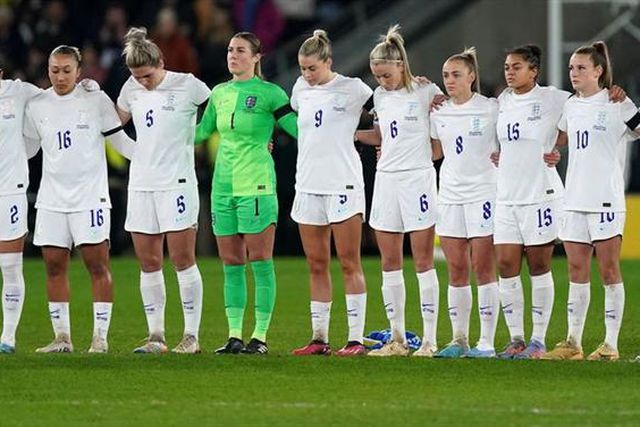 Inglaterra muda cor dos calções para azul, precavendo a menstruação