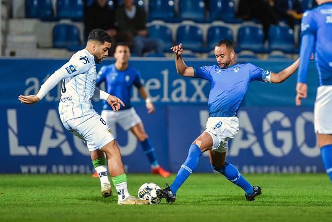 Feirense bate Trofense em dia de aniversário