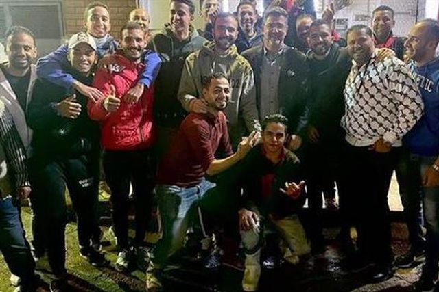 Rui Vitória cumpre Ramadão e é acarinhado nas ruas do Cairo