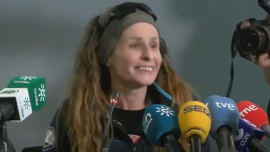 Alpinista quebra recorde e sai de gruta após 500 dias