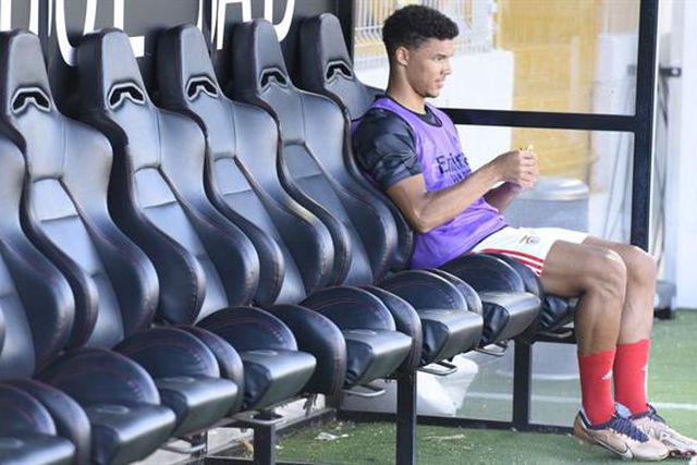 Bah no banco, Otamendi na bancada