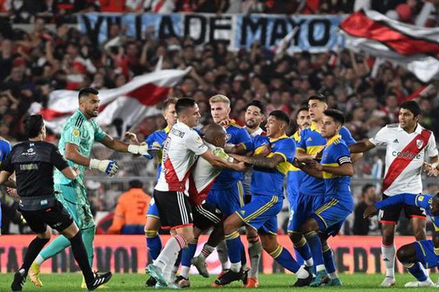 Batalha campal a fechar o River Plate-Boca Juniors (vídeos e fotos)