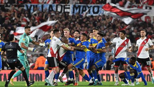 Batalha campal a fechar o River Plate-Boca Juniors (vídeos e fotos)