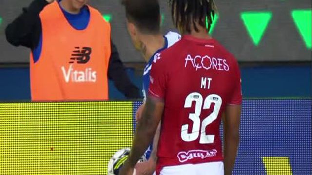 Levou bolada no jogo, foi recompensado com ida ao balneário do FC Porto