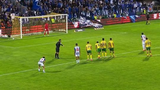 À quarta foi de vez: penálti para o FC Porto, Taremi converte e dá abraço a Eustaquio (vídeos)