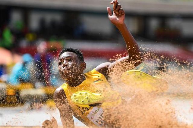 Aos 18 anos, saltou 17,87m no triplo salto (vídeo)