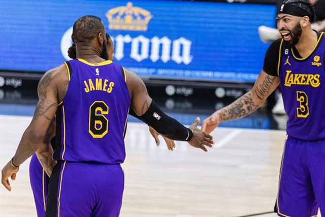 Lakers vencem e sobem a 7.º lugar