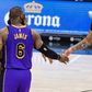 Lakers vencem e sobem a 7.º lugar
