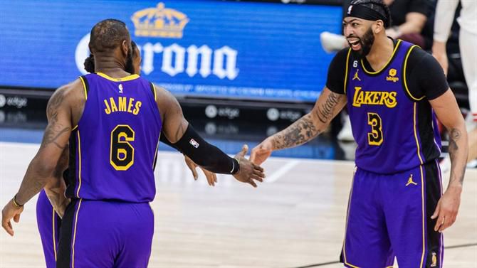 Lakers vencem e sobem a 7.º lugar