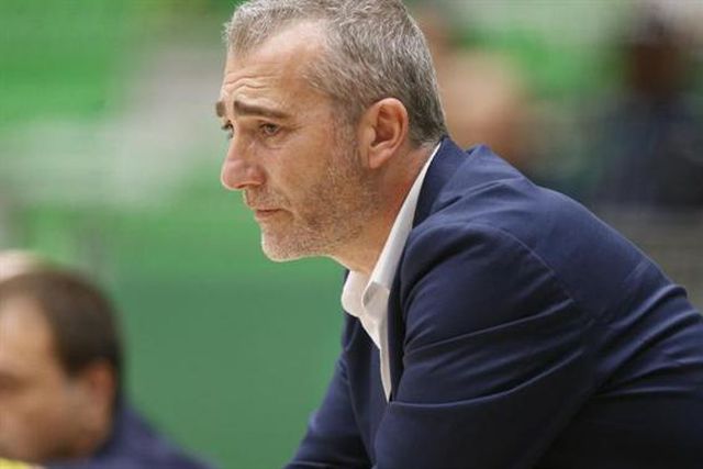 Treinador bicampeão europeu insultado pelos adeptos: «Não tenho memória curta e não cuspo no prato onde comi»